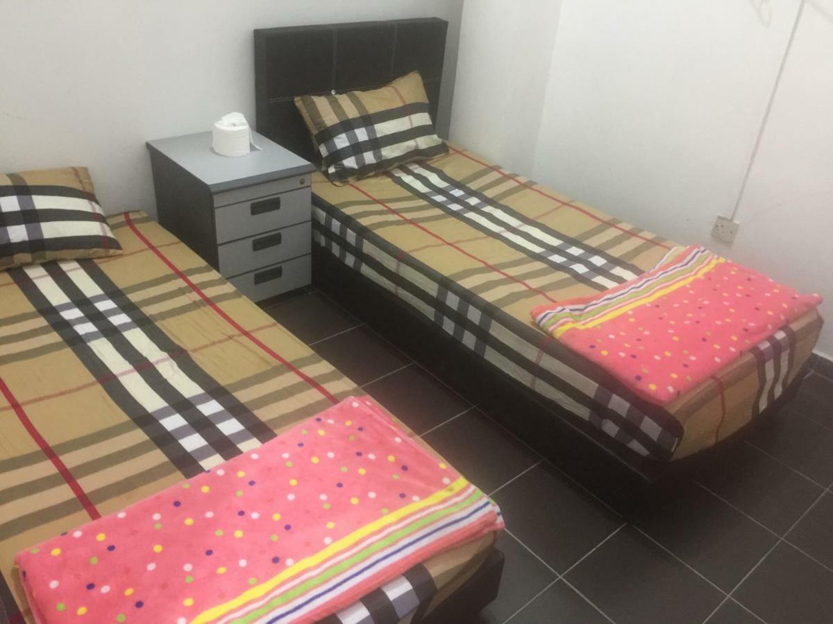 Jiaxin Hostel Ulu Tiram Exterior photo